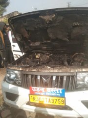 हरसौली बिजली विभाग की चलती गाड़ी में लगी आग, बड़ा हादसा टला