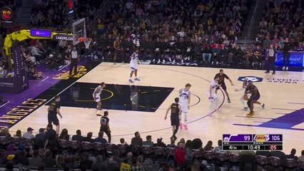 Hayes posts huge dunk from LeBron's assist