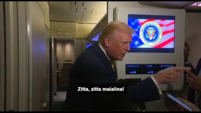 Trump insulta la giornalista che chiede di Epstein: Zitta, maialina
