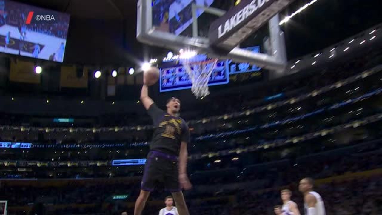Lakers - Le dunk spectaculaire de Hayes sur une assist de LeBron James