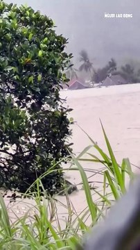 Người dân trèo lên mái nhà chờ ứng cứu