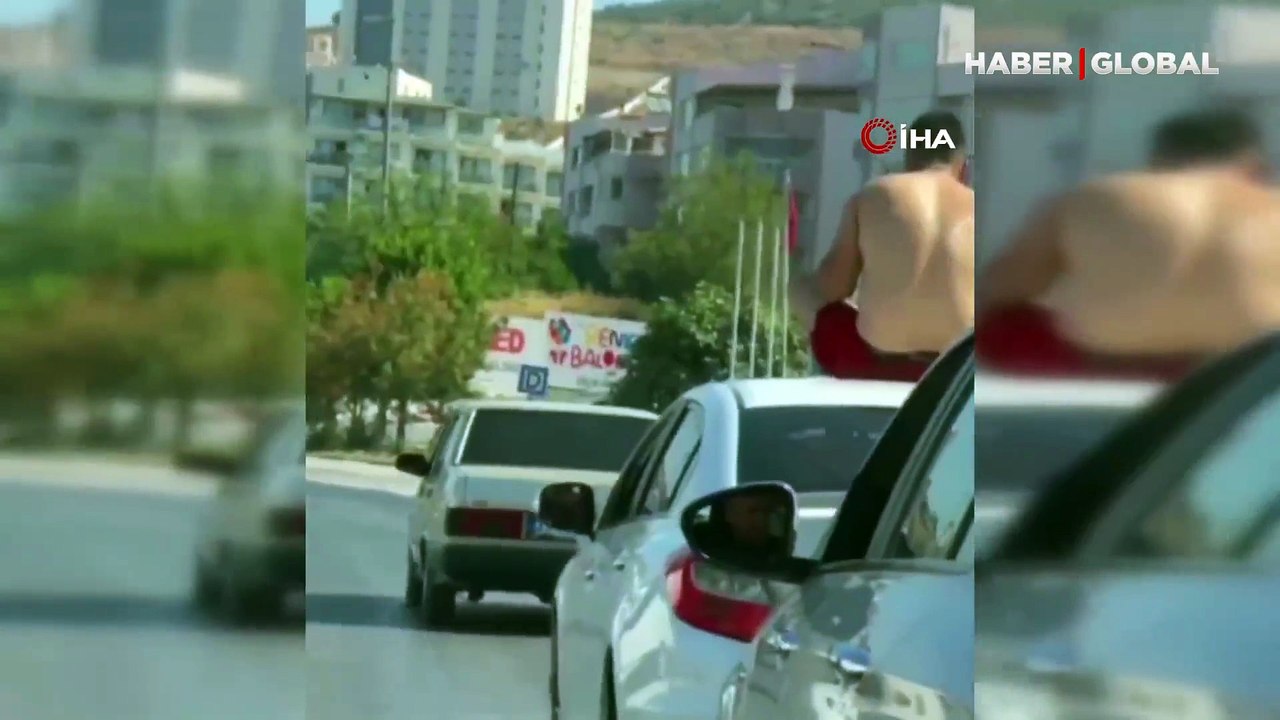 Seyir halindeki aracın üzerinde yarı çıplak göbek atan adam şaşırttı