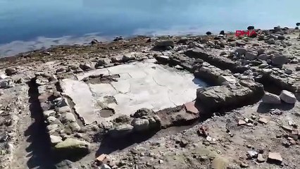 Kuraklıktan yok olmaya başlayan dev gölün altından Atlantis gibi bir şehir çıktı!