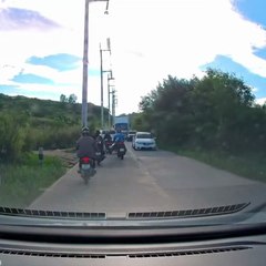 ระทึก ! รถบรรทุกเบรกแตกลงเนิน เฉี่ยวชนรถยับ ดับ 1