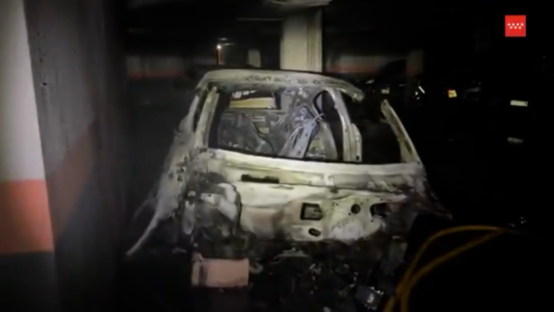 Coches calcinados y 150 vecinos desalojados por un incendio en un garaje en Colmenar Viejo