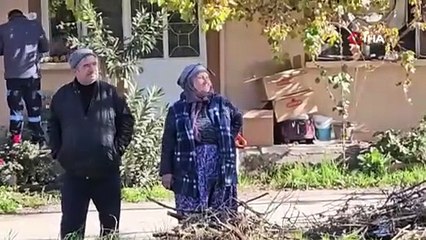 Yarım asırlık çift deprem fırtınası sonrasında evlerinin yıkılışını gözyaşlarıyla izledi