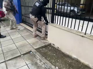 PM suspeito de homicídio é preso durante cerco em cidade da Bahia; assista