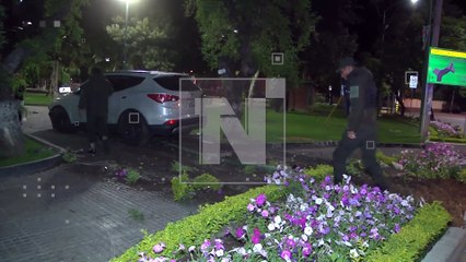 ¡Tremendo susto! Un auto terminó dentro de la plazuela Quintanilla en Cochabamba