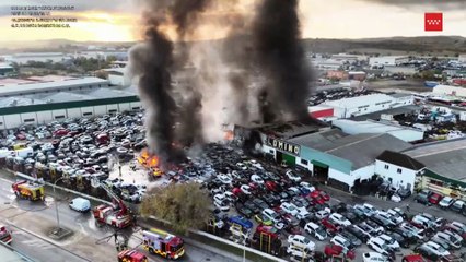 El fuego devora decenas de coches en un desguace en San Martín De la Vega