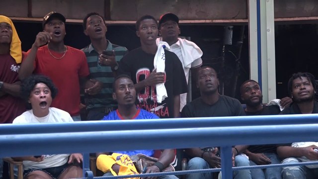 Los aficionados al fútbol en Puerto Príncipe celebran después de que Haití se clasificara para el Mundial
