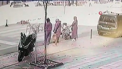 Yaya geçidinde anne ve bebeğe otomobil böyle çarptı