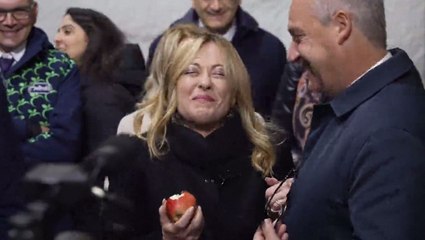 La visita di Meloni a Melinda: assaggi e sorrisi nella visita guidata, poi l'avvio della "Funivia delle mele"