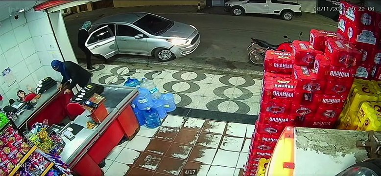 Homens são flagrados assaltando mercadinho em Alagoas: “Vai levar tiro todo mundo”