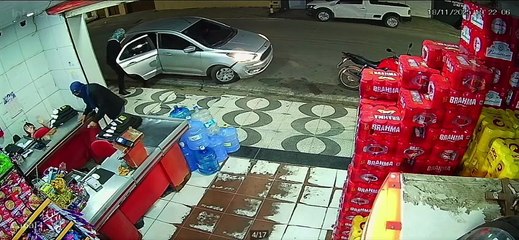 Homens são flagrados assaltando mercadinho em Alagoas: “Vai levar tiro todo mundo”
