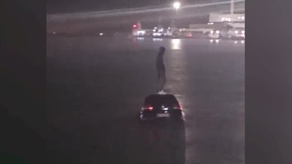 Bari, auto invece di imbarcarsi sul traghetto cade nelle acque del porto