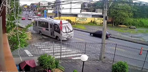 Carro derruba cone colocado para evitar acidentes em trecho crítico de Blumenau