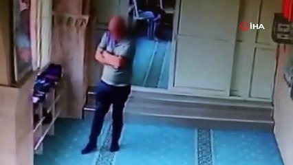 Camide ayakkabıları tek tek inceledi, beğendiğini çaldı: İşte o anlar