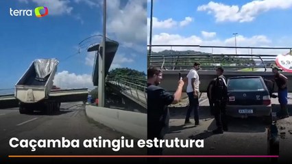 Uma pessoa morre após caminhão bater em passarela e estrutura cair sobre carro em rodovia no RJ