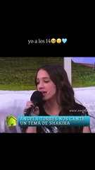 Ángela Torres de chica cantando una canción de Shakira
