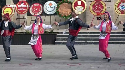 Kurtuluş gününde 'kek' izdihamı: Çocuklar ezilme tehlikesi geçirdi