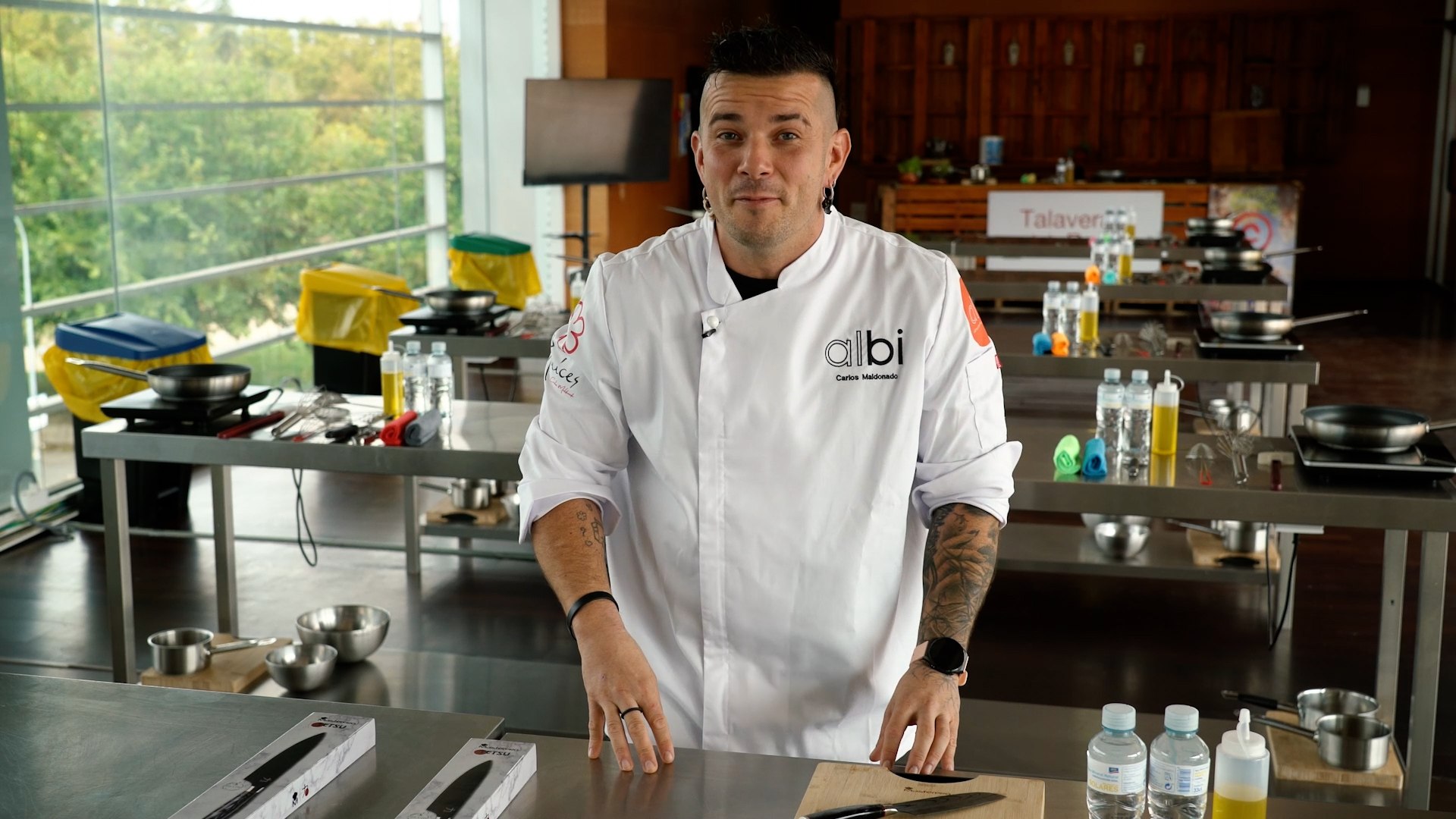 En los XXII Premios Gastron�micos Metr�poli 2025, el restaurante escuela Semillas, impulsado por la Fundaci�n Carlos Maldonado, ha sido reconocido como *-'Mejor Restaurante con Acci�n Social'. El propio chef recibi� la noticia con una gratitud desbordante: "Quiero agradecer de verdad, infinitas gracias a Metr�poli por este reconocimiento&mldr; eternamente agradecido. No solo yo, que soy una imagen, sino todo el equipo", afirm� .

Maldonado explica que Semillas nace con una idea simple pero poderosa: "Queremos poner nuestro granito de arena para cambiar el mundo. Somos de esos locos que piensa que con cari�o, empat�a, dedicaci�n y un abrazo en un momento determinado&mldr; se puede cambiar el mundo" . Desde esta convicci�n, el proyecto ofrece formaci�n en hosteler�a a j�venes en riesgo de exclusi�n social, procedentes de realidades como la drogadicci�n, la violencia, la prostituci�n o la tutela institucional. "Aqu� ayudamos a que se levanten. Ponemos una herramienta a su disposici�n&mldr; y salen adelante. El 85% se integran al mercado laboral, y para nosotros es un exitazo rotundo" .
Con la misma energ�a, el chef recuerda que la fundaci�n "tiene fundador, pero no propietario", e invita a todos a sentirse parte del proyecto. Mientras el premio se entregaba en Madrid, �l grababa su mensaje porque se encontraba de viaje en Malabo (Guinea Ecuatorial), donde acaba de abrir otro Semillas para seguir, como dice, "remando en la misma direcci�n".