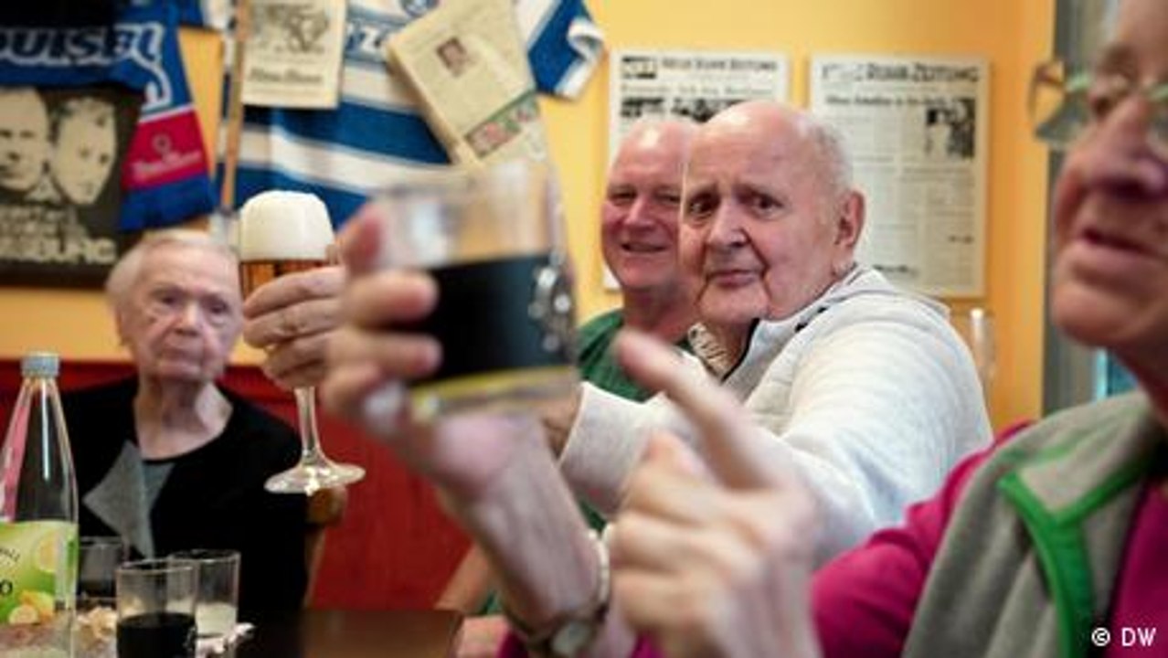 Zurück ins Leben: eine Kneipe für Demenzkranke - mit UT