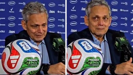 Reinaldo Rueda, director técnico de Honduras, llora en conferencia de prensa tras no logar el pase al Mundial 2026