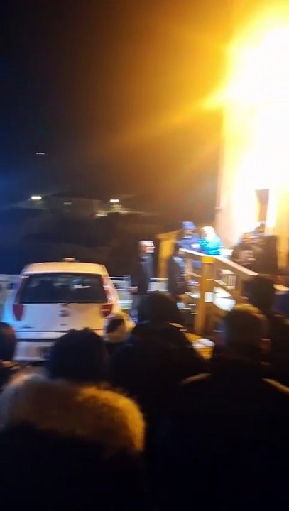 CORI E FISCHI DI CONSTSTAZIONE CONTRO LA VARIANTE DI VIA CERQUELLE