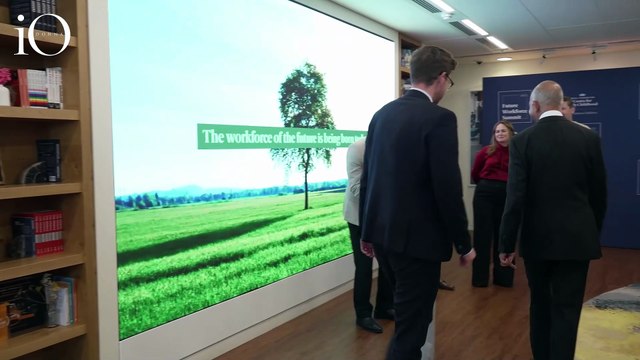 Kate Middleton, il look da businesswoman che parla di educazione e impegno sociale