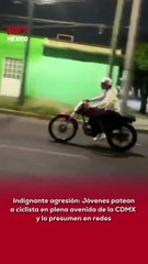 😡 Un grupo de jóvenes grabó y subió a redes el momento en que uno de ellos pat3a a un ciclista para tir@rlo al suelo mientras circulaba por una avenida.