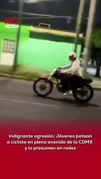 😡 Un grupo de jóvenes grabó y subió a redes el momento en que uno de ellos pat3a a un ciclista para tir@rlo al suelo mientras circulaba por una avenida.