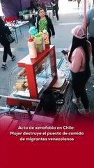 🚨 Una mujer #chilena fue captada destruyendo el puesto de comida de migrantes venezolanos, arrasando con sus pertenencias y su fuente de ingreso.
