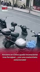 😳 Un anciano en #China quedó inc0nsciente luego de forcejear con una motocicleta estacionada y terminar cay3ndo al suelo desde su propia altura.