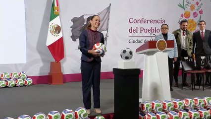“Mejor aviénteme medicamentos, Presidenta ”, le gritó una reportera a Sheinbaum cuando lanzó un balón del Mundial 2026.