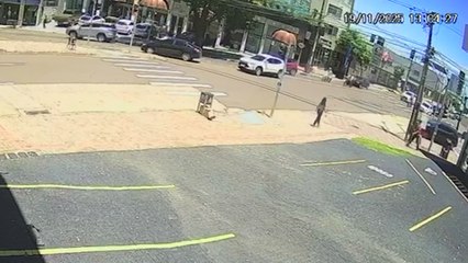 Câmera registra colisão entre dois veículos na Rua Barão do Cerro Azul