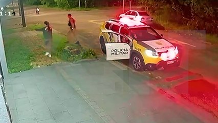 Câmera flagra abordagem da PM a suspeitos de furto na Região do Lago, em Cascavel