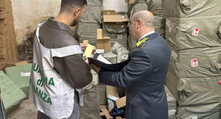 Napoli, maxi sequestro di profumi falsi e articoli elettrici pericolosi (19.11.25)