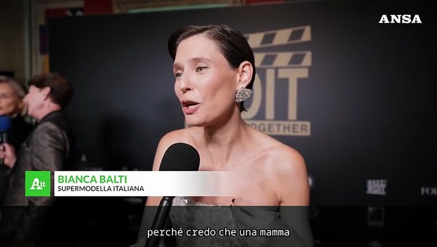 A Bianca Balti il premio We Do It Together: Felicissima, lo dedico a mia figlia