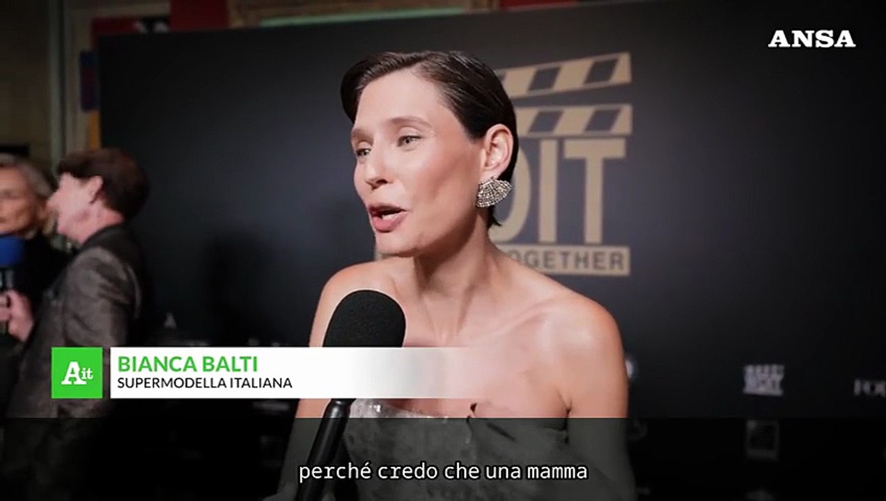 A Bianca Balti il premio We Do It Together: "Felicissima, lo dedico a mia figlia"