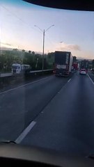 Carro é esmagado entre caminhões na BR-376 e três pessoas perdem a vida