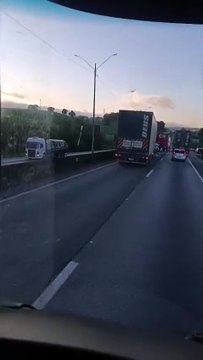 Carro é esmagado entre caminhões na BR-376 e três pessoas perdem a vida