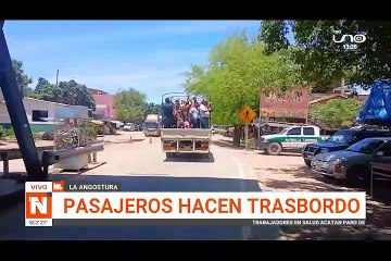Pasajeros hacen trasbordo
