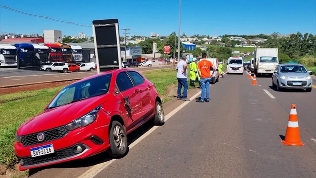 Carro e caminhão se envolvem em colisão na BR-277, em Cascavel