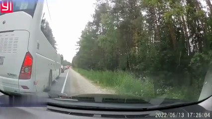 Retour de karma pour ce conducteur un peu trop pressé