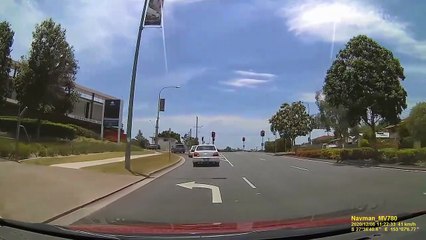 Ce conducteur sort de sa voiture pour fermer le capot d'un autre... beau geste