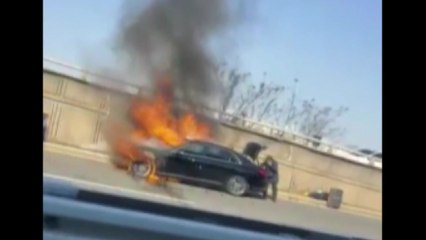 올림픽대로 달리던 차량에서 불...한때 교통 통제 / YTN