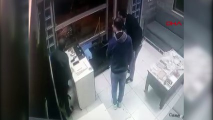 Ankara'da taksi şoförüyle tartışan yolcu 3 el ateş etti; duraktaki şoförlerin panik anları kamerada