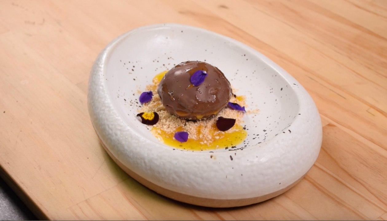 Esfera de chocolate rellena de mousse con crema de mango