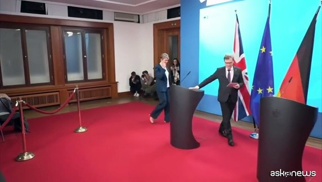 Nave militare russa entra in acque GB, Londra avverte Putin