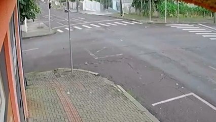 Motociclista é arremessado após grave colisão registrada por câmera no Parque São Paulo